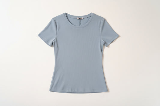 Geripptes T–Shirt in verschiedenen Farben