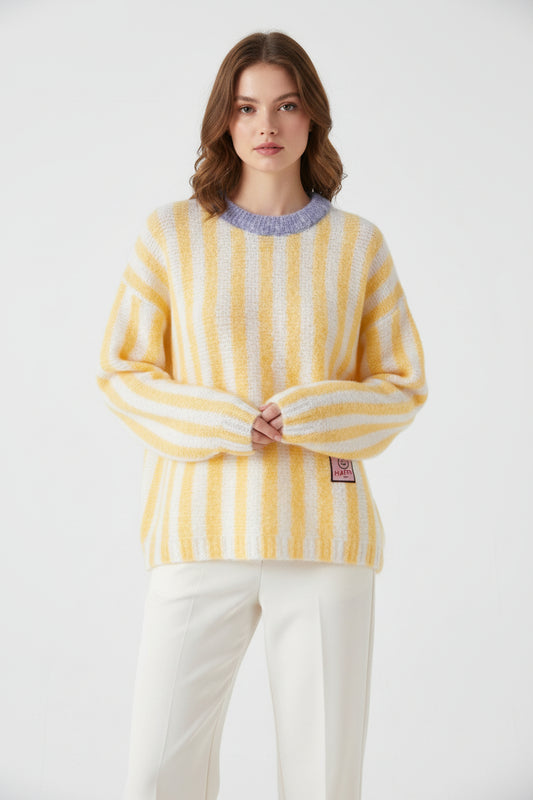 Weicher Strickpullover längs gestreift