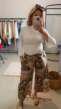 Weite Sommerhose mit Muster Military grün