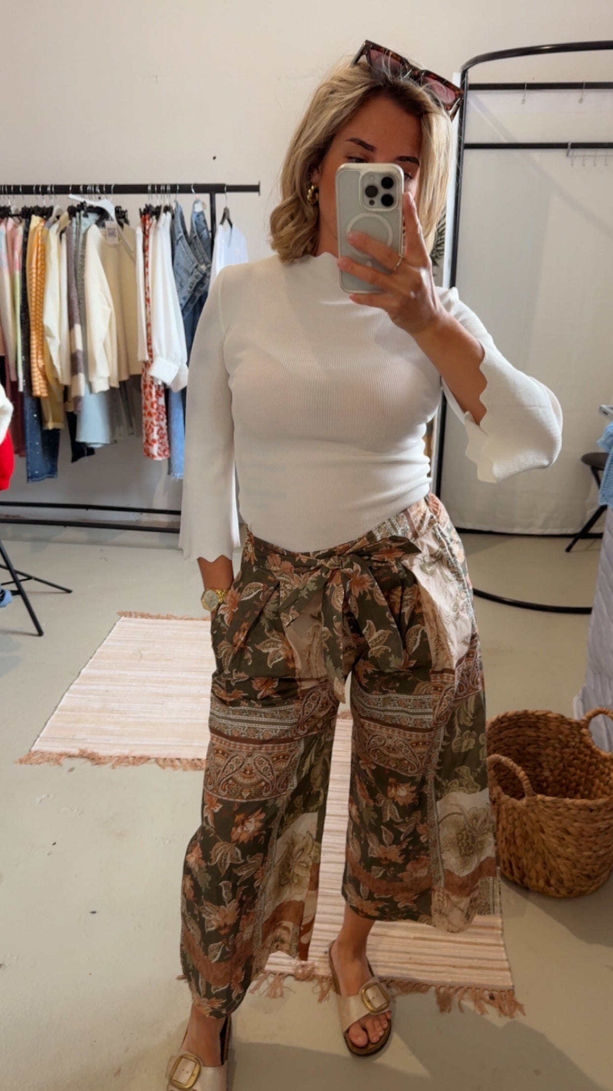 Weite Sommerhose mit Muster Military grün