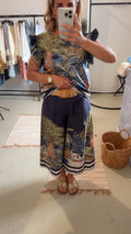 Weite Hose mit Gürtel und Muster blau
