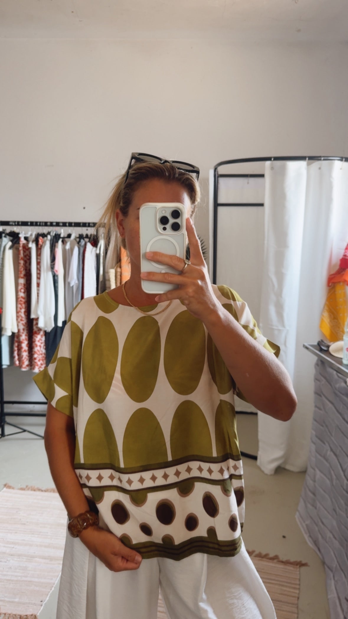 Bluse mit Punkten grün