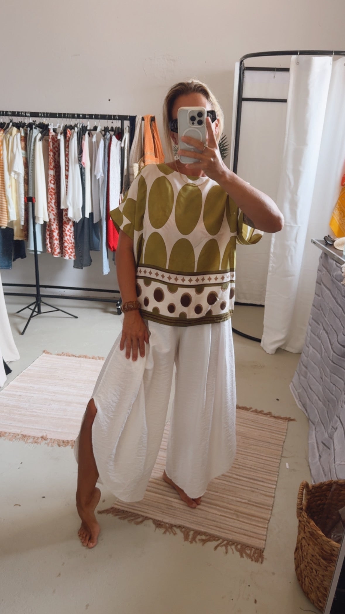 Bluse mit Punkten grün
