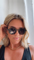 Sonnenbrille Rund aber eckig Military grün