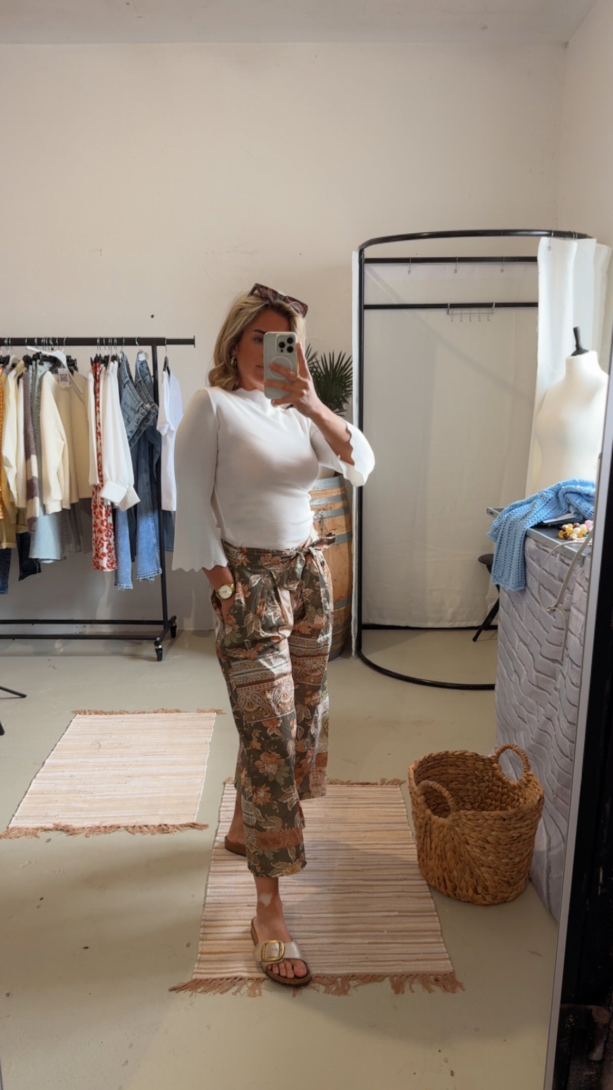 Weite Sommerhose mit Muster Military grün