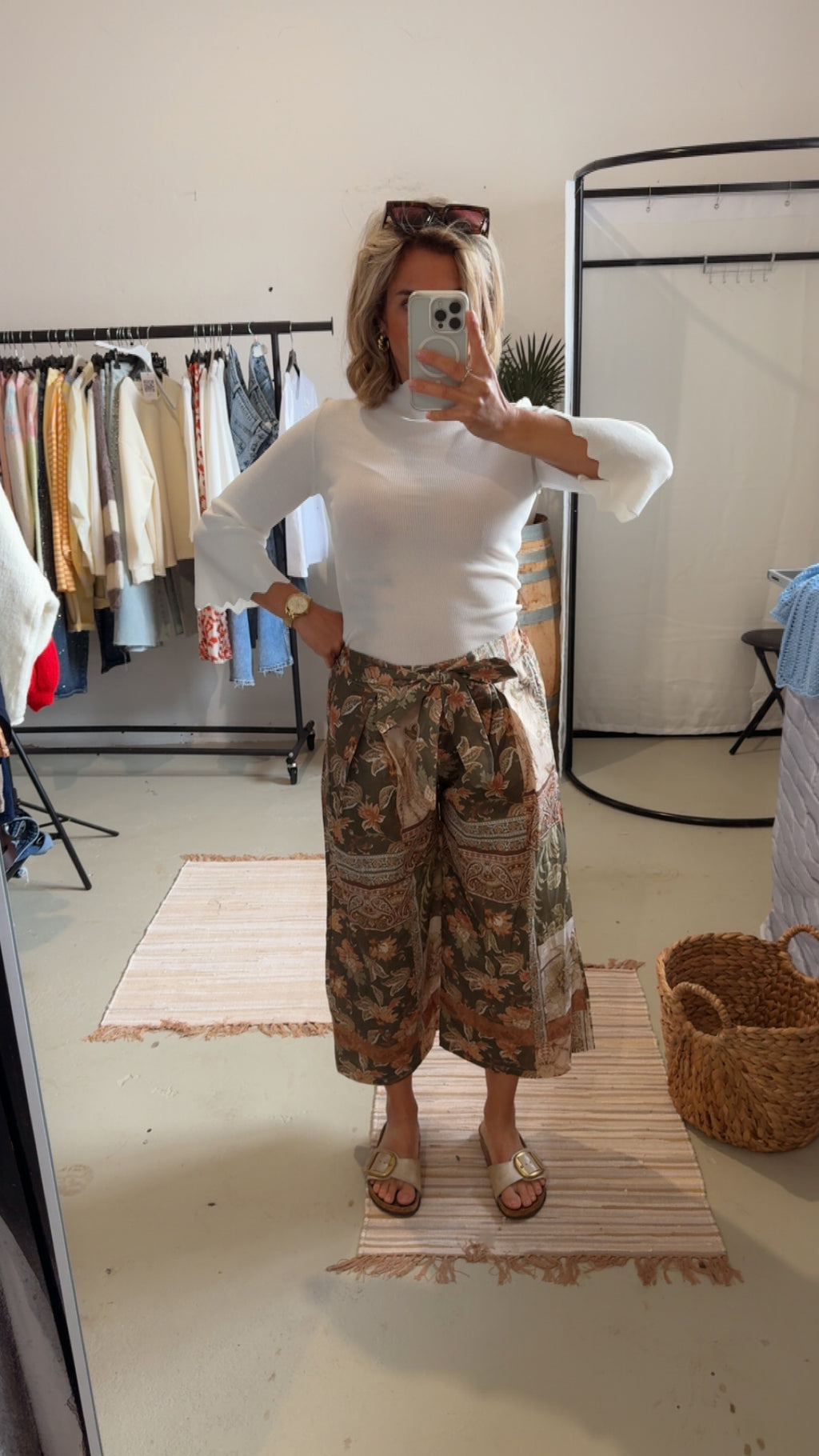 Weite Sommerhose mit Muster Military grün