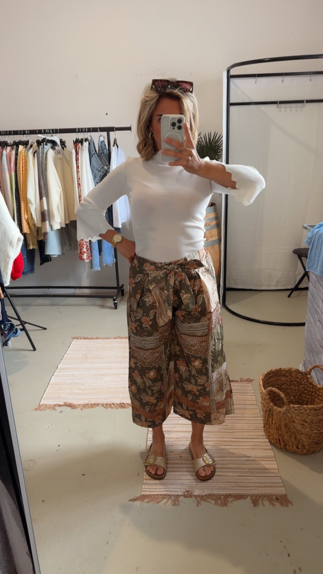 Weite Sommerhose mit Muster Military grün