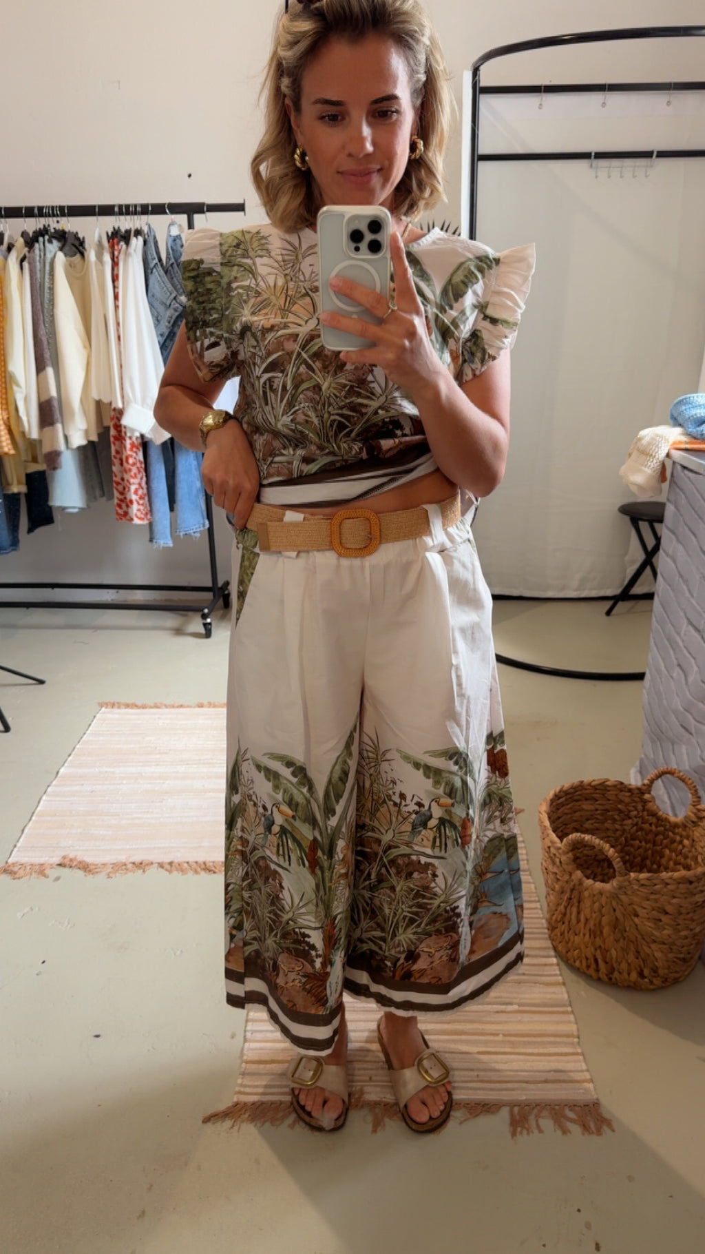 Weite Hose mit Gürtel und Muster creme