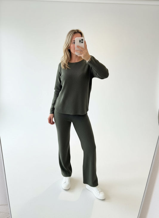 Strickpullover & Hose grün