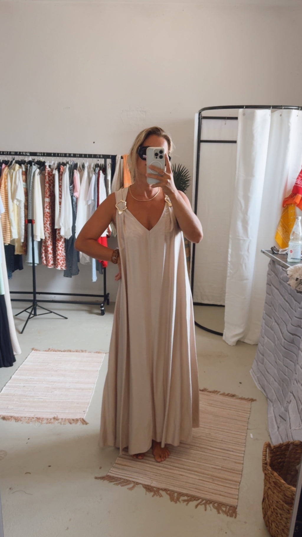 Maxikleid mit goldenen Wellen beige