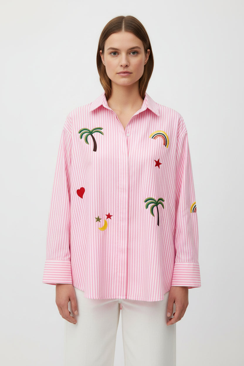 Gestreiftes Hemd mit süßen Stickereien