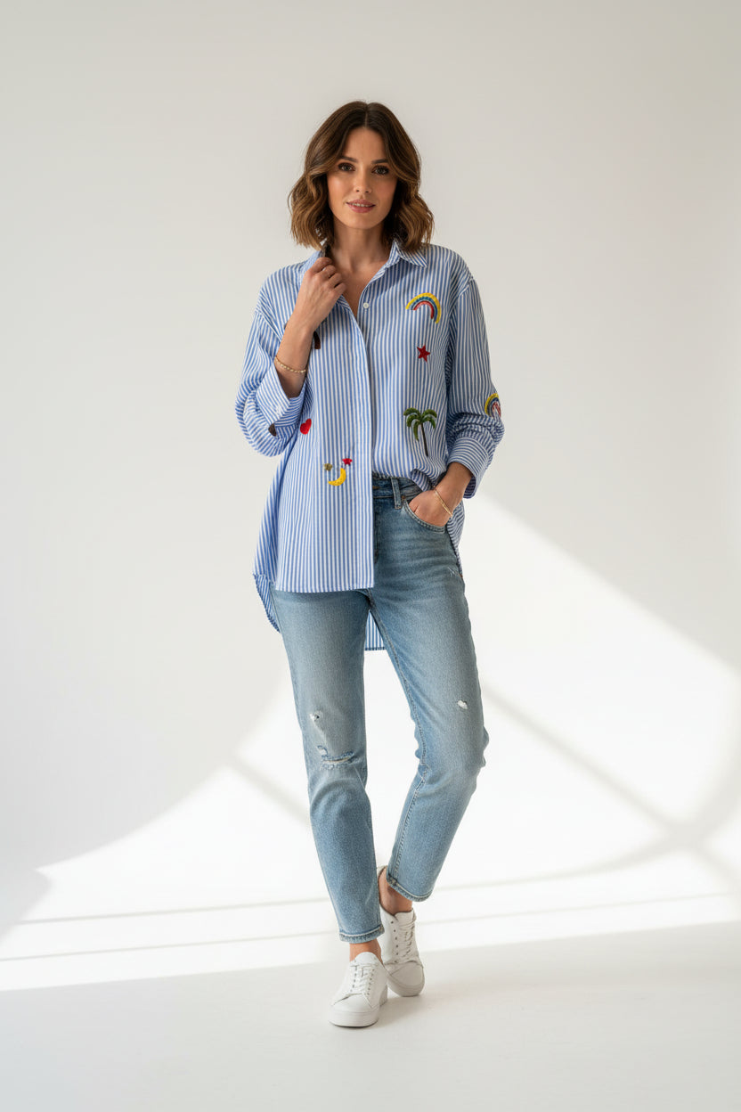Gestreiftes Hemd mit süßen Stickereien