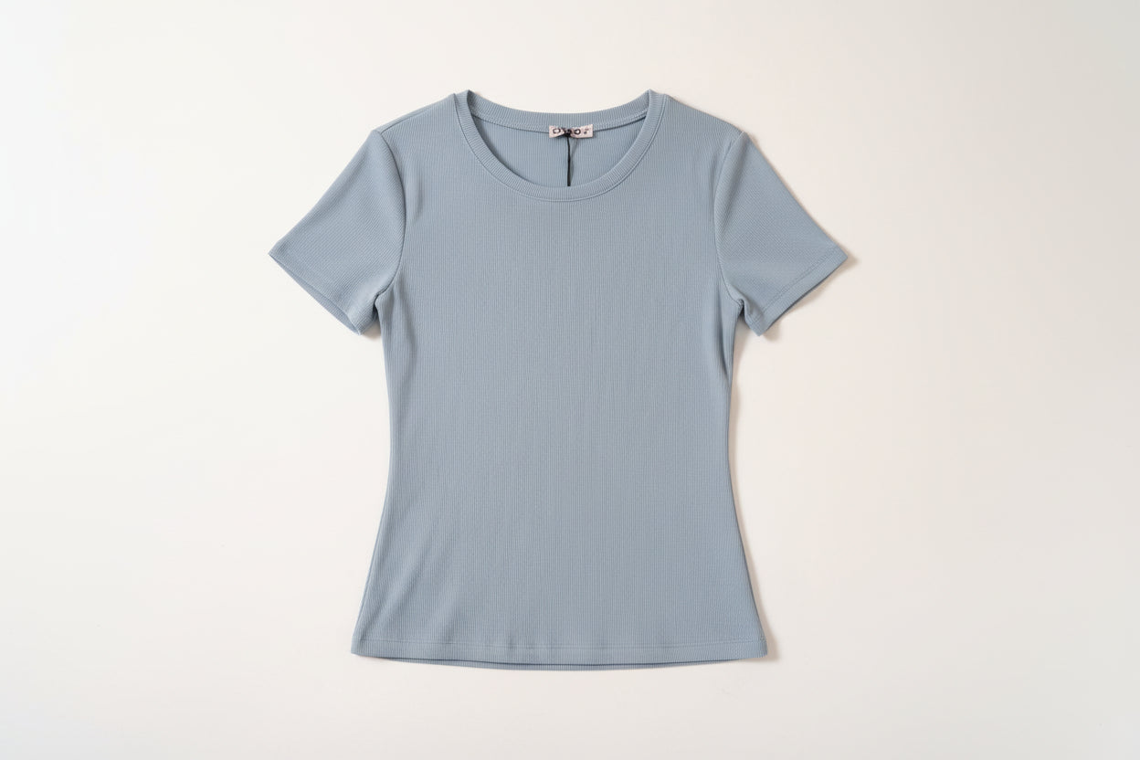 Geripptes T–Shirt in verschiedenen Farben