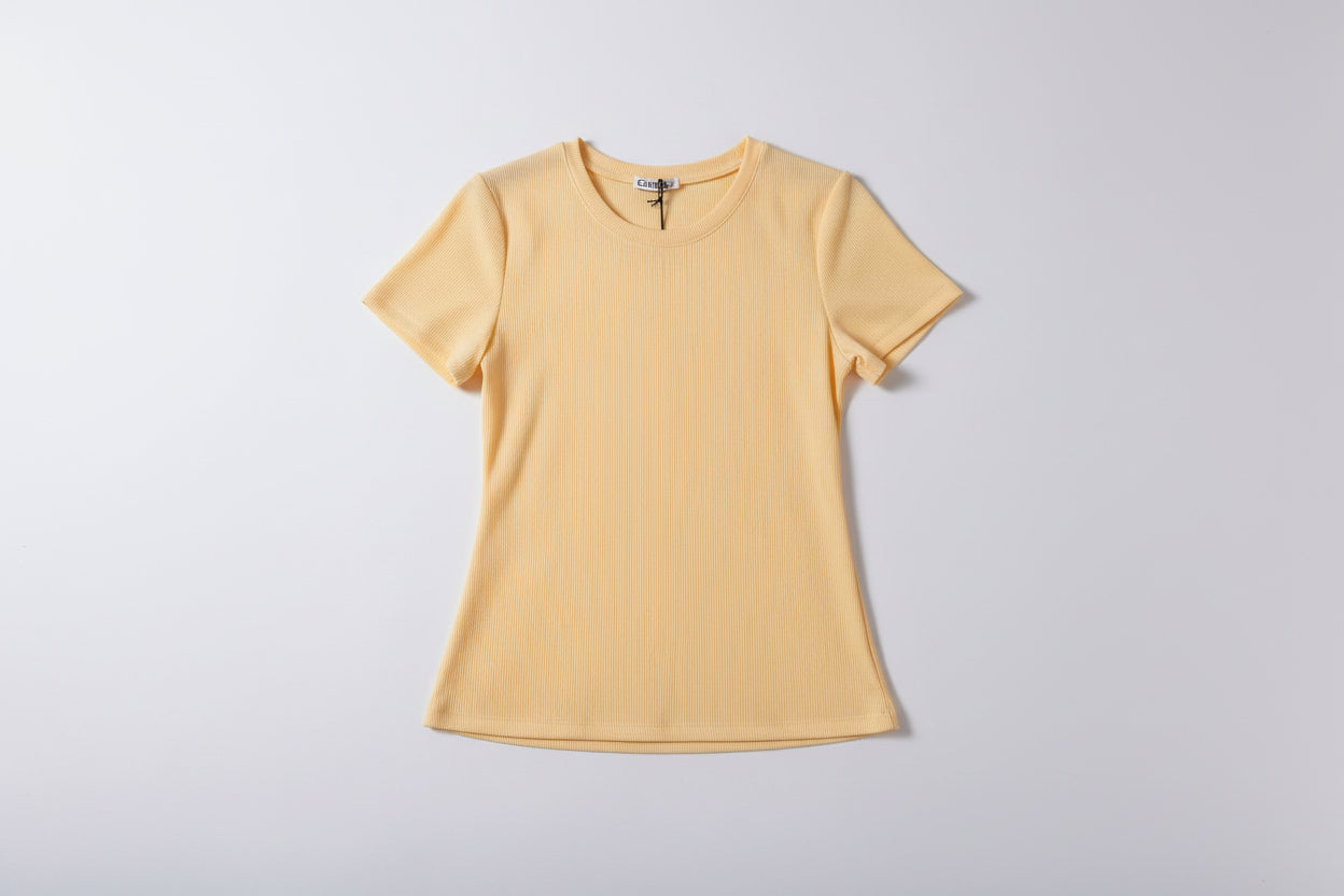 Geripptes T–Shirt in verschiedenen Farben