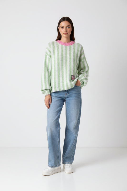 Weicher Strickpullover längs gestreift