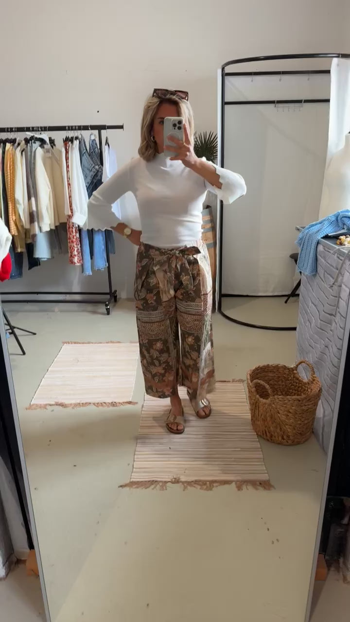 Weite Sommerhose mit Muster Military grün