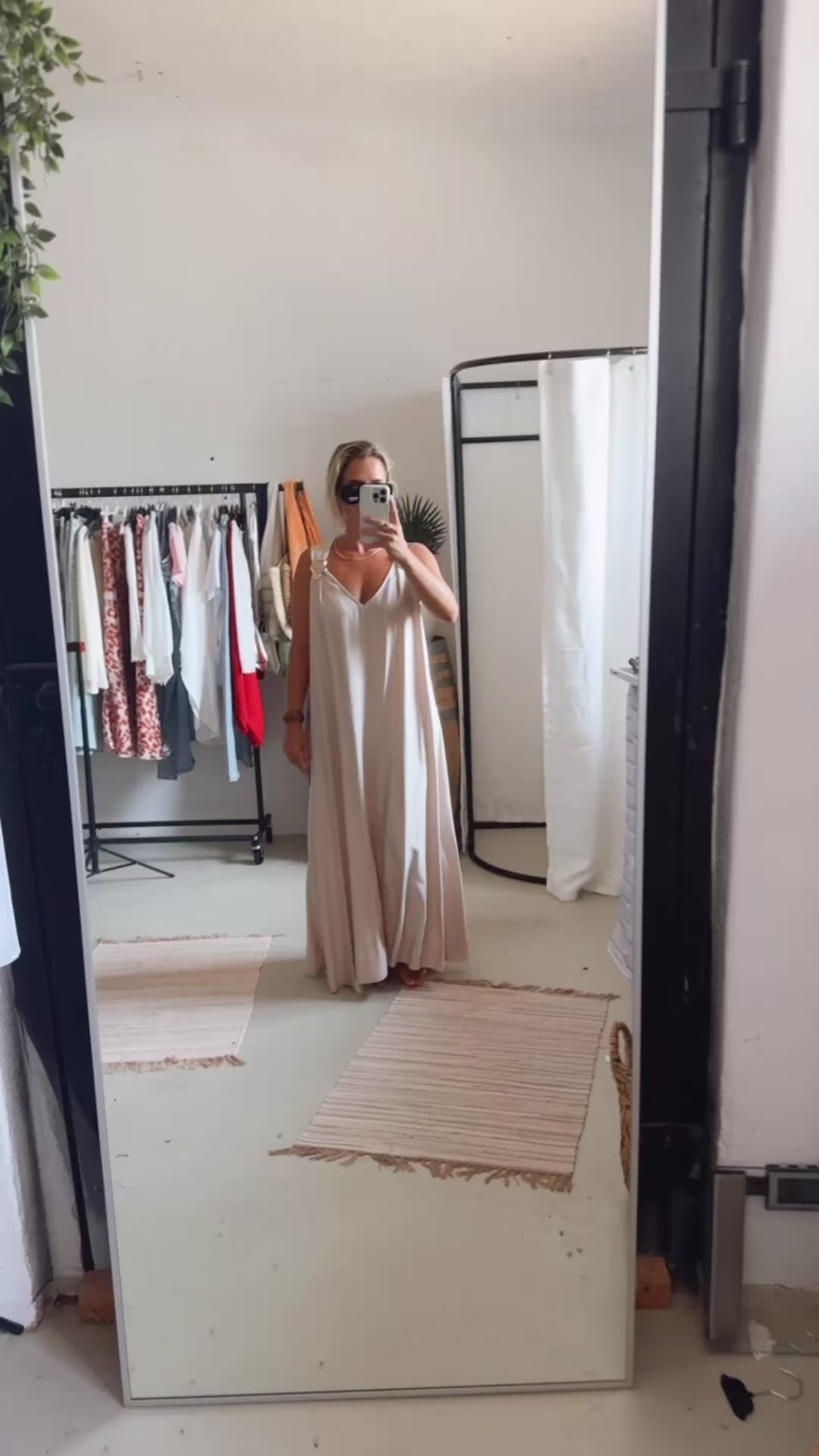 Maxikleid mit goldenen Wellen beige