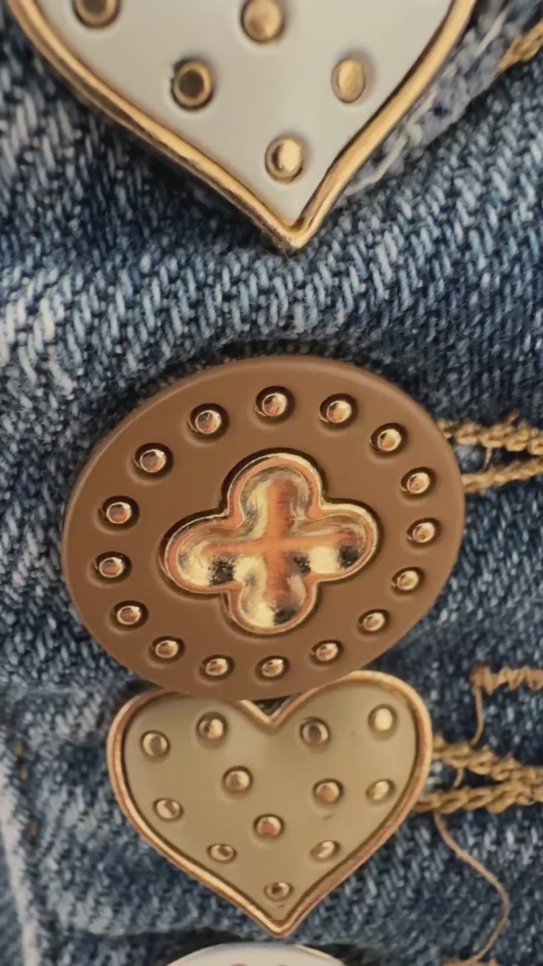 Jeans cropped mit süßen Knöpfen